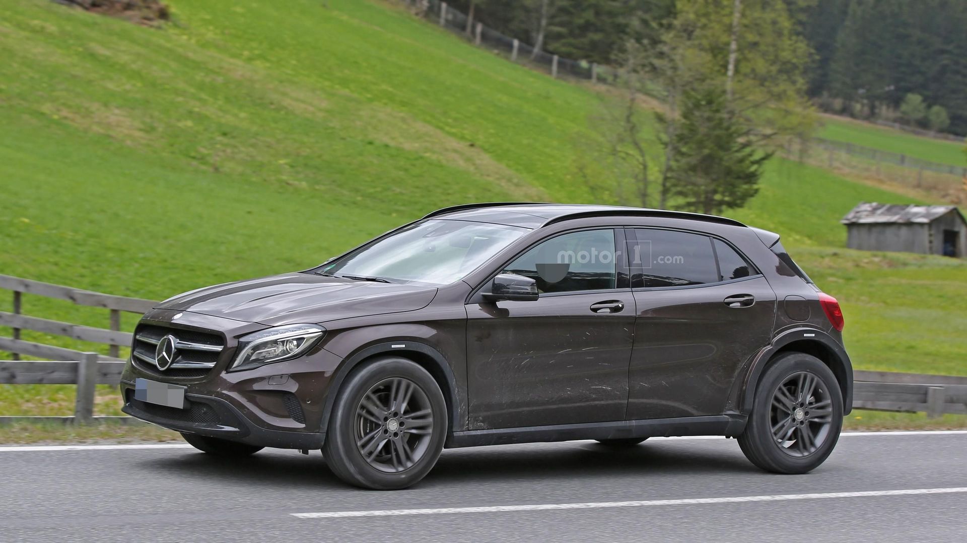 possible-mercedes-glb-spy-photo.jpg