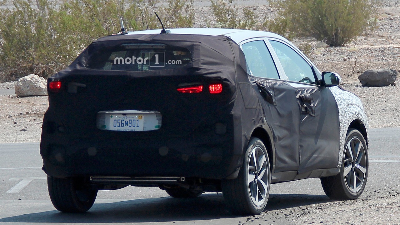 hyundai-compact-crossover-spy-shots.jpg